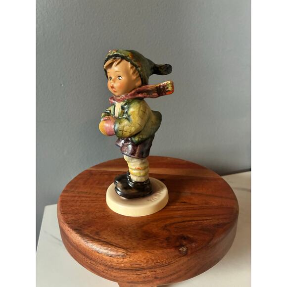 Listing: 1981 Goebel Hummel-Style Figurine – Collectors’ Club Exclusive No. 6 - Picture 3 of 7